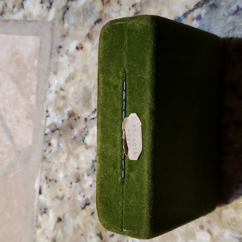 Vintage Swank Gold w Green Faux Gemstone Cufflinks in Original Green Velvet Box - Picture 5 of 7
